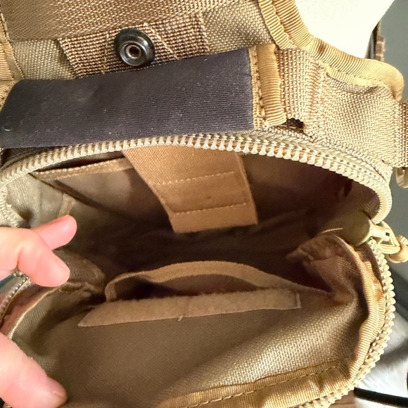 Maxpedition remora gearsling Khaki Bag. Lots of pockets and holders. Euc. - Picture 5 of 8